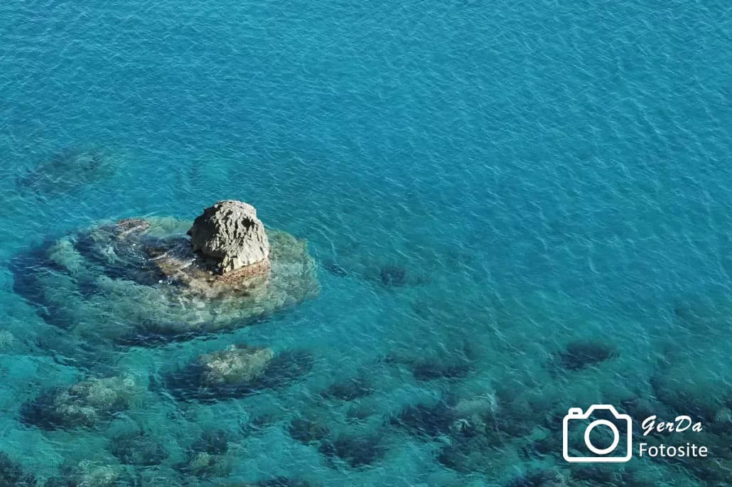 Aus blauem Meer ragender Felsen auf Kreta