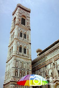 Foto Kirche in Florenz mit buntem Sonnenschirm