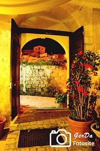 Foto Blick durch Tor auf Matera bei Nacht