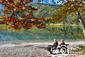 Foto Zwei Menschen auf Bank am Almsee