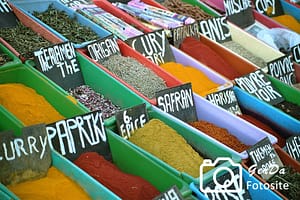 Gewürze am Markt in Tunesien
