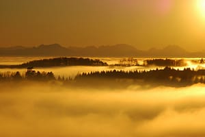 Sonnenuntergang mit Nebel über Voralpenland