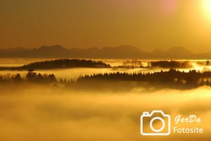 Sonnenuntergang mit Nebel im Voralpenland