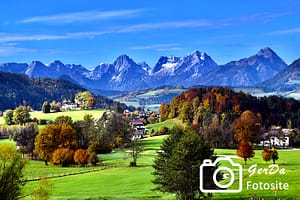 Blick auf die Landschaft mit Bergen in Windischgarsten im Herbst