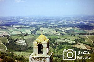 Foto Ein Turm in San Gimignano mit Blick in die Toskana