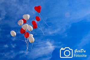 Foto rote und weiße Herzluftballons am Himmel