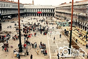 Foto Blick auf Markusplatz mit Tauben in Venedig