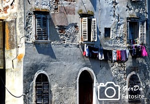 Altes Haus in Porec (Kroatien) mit Wäsche vor Fenster