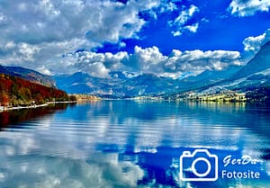 Wolken spiegeln sich im Grundlsee im Herbst