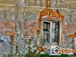 Alte abbröckelnde Hausmauer mit Fenster