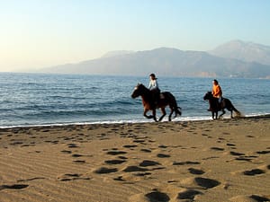Reiterinnen am Como Beach - Kreta
