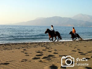 Reiterinnen am Como Beach - Kreta