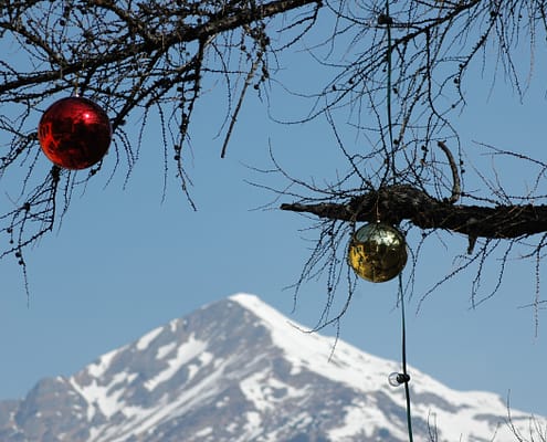 Foto Weihnachtskugeln vor schneebedecktem Berg