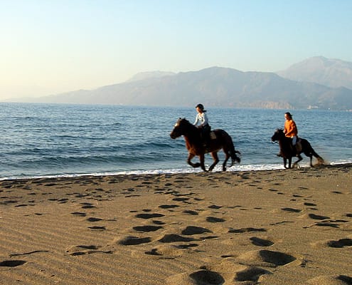 Reiterinnen am Como Beach - Kreta