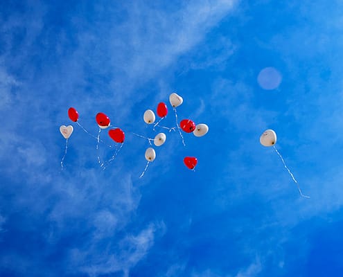 Foto rote und weisse Herzluftballons am Himmel