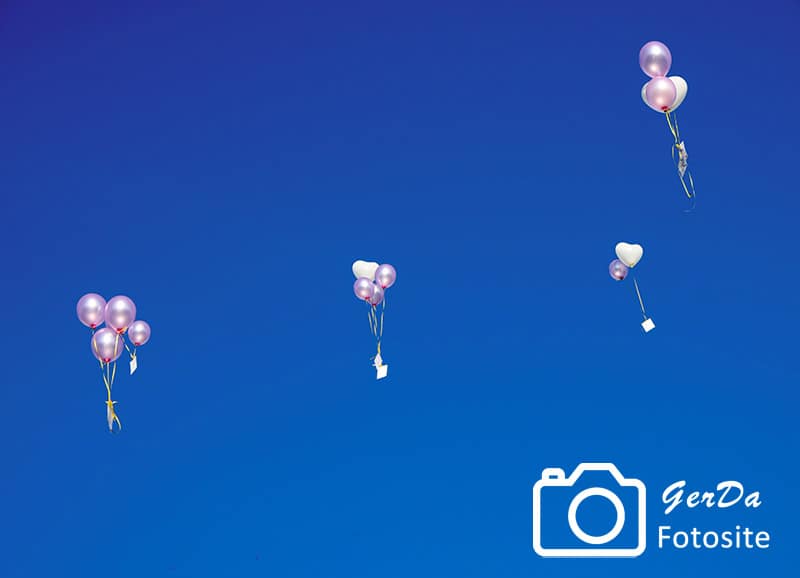 Foto rosa Luftballons im Himmel