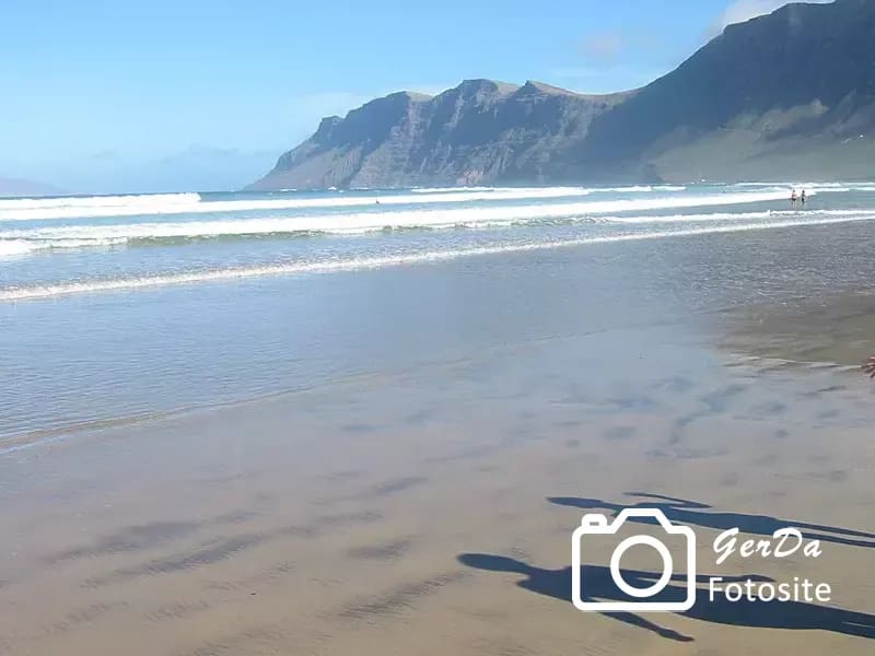 Strand in Lanzarotte mit Alienschatten